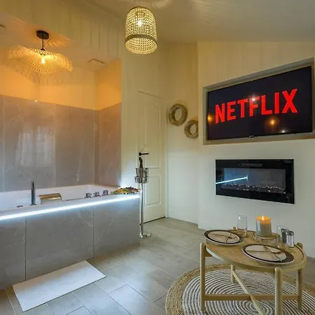 Apartment Welcome To Coachella / Jacuzzi